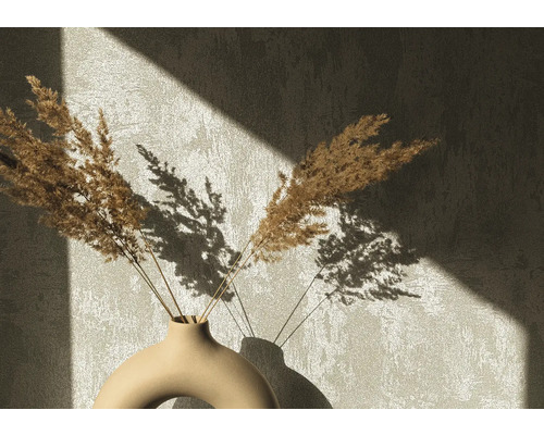 Dekoratívne sušené kvety v keramickej váze pred stenou s tieňom