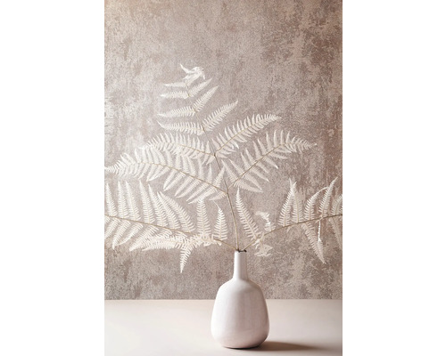 Dekoratívne papraďové listy umiestnené vo váze