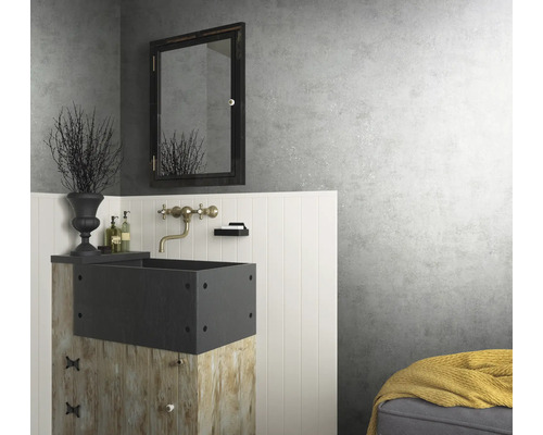 Kúpeľňa s umývadlom, batériou, zrkadlom a dekoráciami na bielom paneli