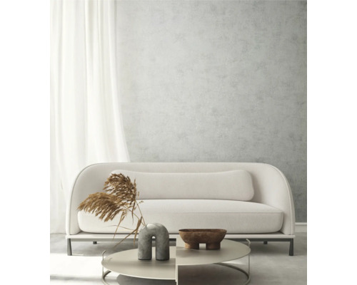 Svetlý obývací pokoj s pohovkou, konferenčným stolíkom a dekoráciami