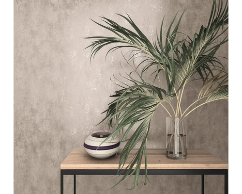 Dekoratívne aranžmán s izbovou rastlinou v sklenenej váze a keramickej váze na stole