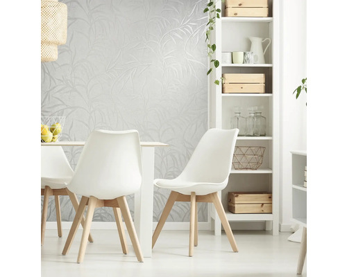 Svetlá jedáleň s jedálenským stolom, stoličkami, regálom a vzorovanou tapetou