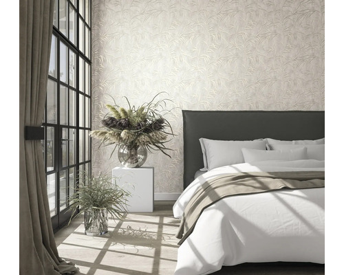 Spálňa s tapetou so vzorom, posteľou a okrasnými rastlinami vo vázach