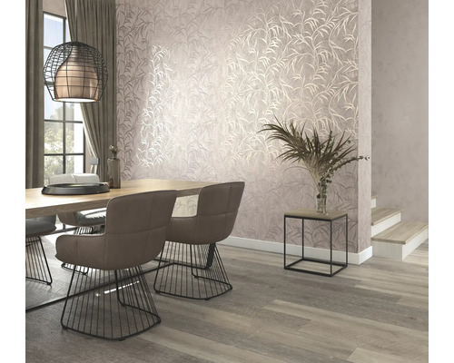 Jedáleň s jedálenským stolom, stoličkami a nástennou tapetou s motívom listov.