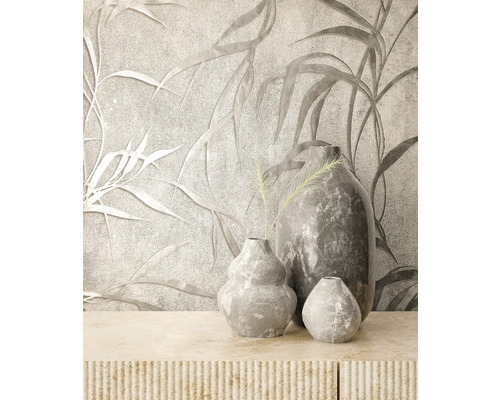 Dekoratívne sivé vázy na zdobenej skrinke pred vzorovanou tapetou