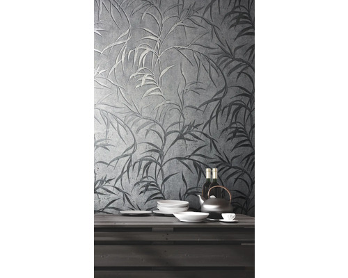 Scéna so vzorovanou tapetou, riadom a nápojmi na drevenom stole