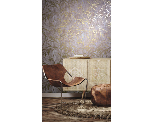 Dekoratívny interiér s tapetou so vzorom, kreslom a odkladacím stolíkom