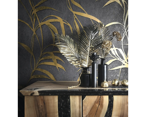 Dekoratívne interiérové zariadenie s kvetinovou tapetou, komodou, vázami a dekoráciami