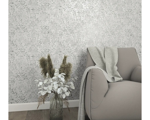 Interiér so vzorovanou tapetou, kreslom a vázou na kvety