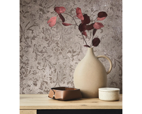 Dekoratívne zátišie s vázou, miskou a dózou pred vzorovanou tapetou