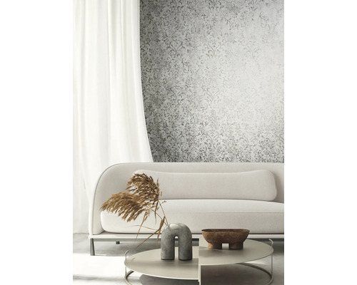 Obývacia izba s tapetou so vzorom, pohovkou, stolom a dekoráciou