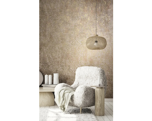 Dekoratívna obývacia izba s kreslom, príručným stolíkom, závesným svietidlom a vzorovanou tapetou pre útulnú atmosféru