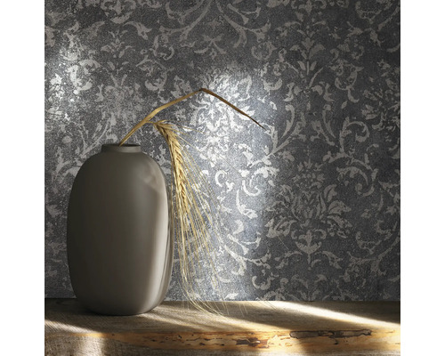 Tapeta s kvetinovým vzorom, váza a pšeničný klas na drevenom stole