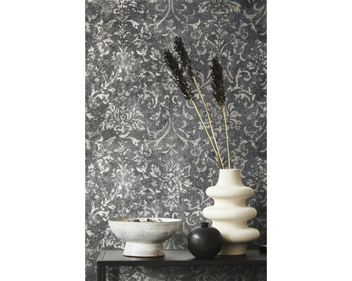 Dekoratívna tapeta so vzorom a vázy ako dekorácia miestnosti