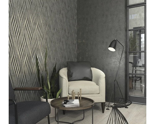 Obývacia izba so štruktúrovanými tapetami a čitateľským kútikom