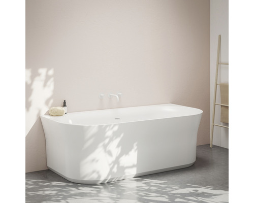 Voľne stojaca vaňa v kúpeľni s armatúrami a držiakom na uteráky