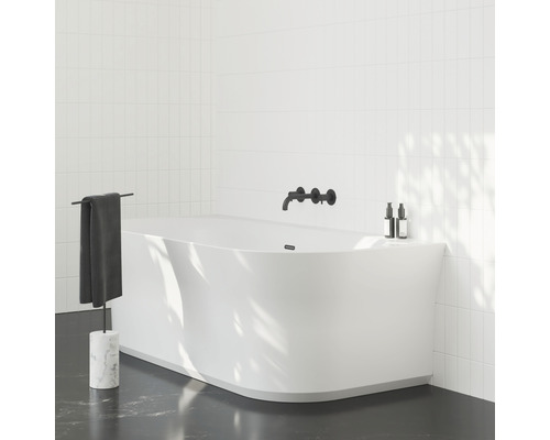 Kúpeľňa s voľne stojacou vaňou, armatúrou a držiakom na uteráky