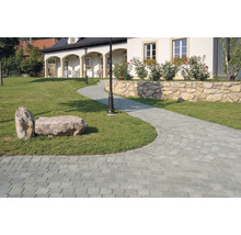 Záhradná cesta dláždená dlažobnými kockami pred domom