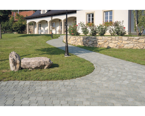 Záhradná cesta dláždená dlažobnými kockami pred domom