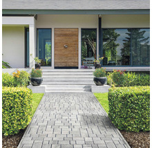 Vonkajší pohľad na dom s dláždenou cestou ku vchodu