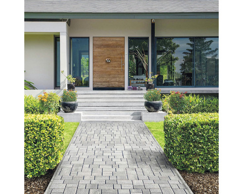 Vonkajší pohľad na dom s dláždenou cestou ku vchodu