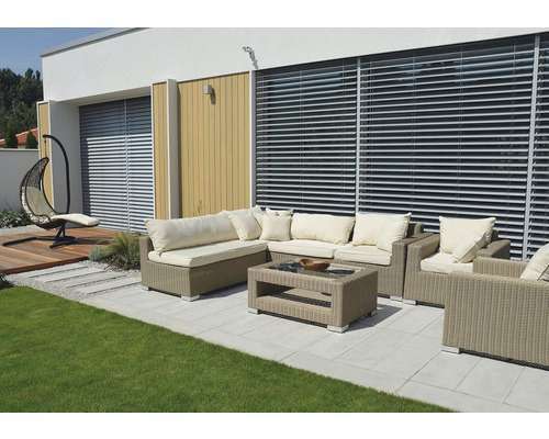 Záhradná sedacia súprava s rohovou pohovkou, kreslom a stolom na terase
