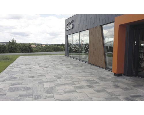 Exteriér s dlažobnými kockami pred budovou