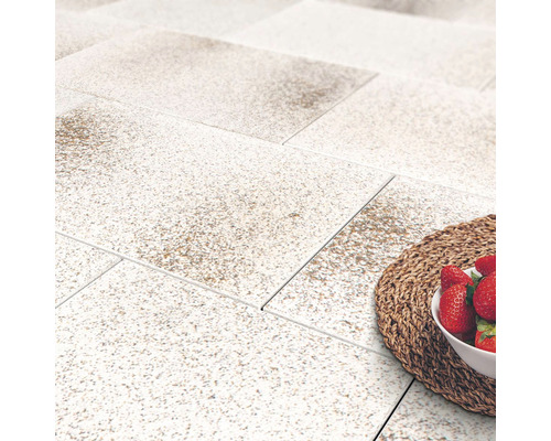 Položené dlaždice s jahodami v miske