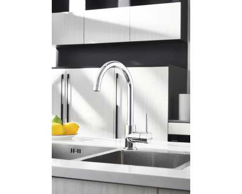 Kuchynský drez s pákovou batériou pred kuchynskými skrinkami