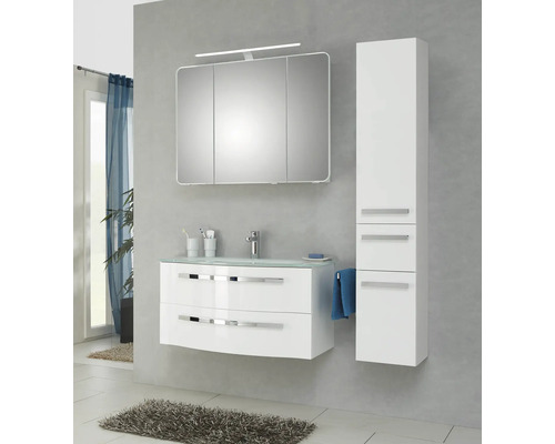 Kúpeľňa s umývadlom, zrkadlovou skrinkou, osvetlením a vysokou skrinkou.