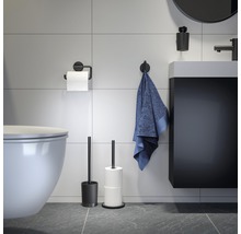 Kúpeľňa s toaletou, skrinkou pod umývadlo, uterákom, držiakom toaletného papiera, WC kefou a držiakom papierových roliek