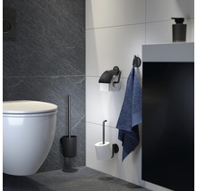 Vybavenie kúpeľne s toaletou, držiakom toaletného papiera, háčikom na uteráky, WC kefou a dávkovačom mydla