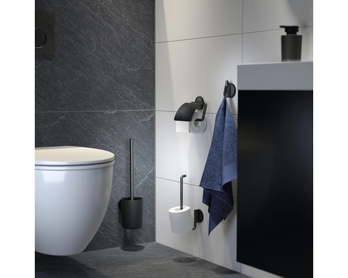 Moderná kúpeľňa s toaletou, držiakom toaletného papiera, WC kefou a držiakom na uteráky