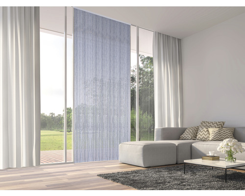 Obývacia izba s posuvnými závesmi pred oknom