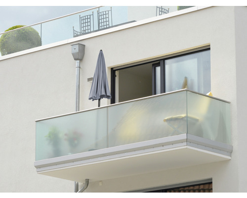 Pohľad na budovu s balkónom a skleneným zábradlím