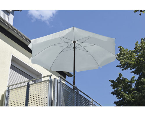 Biely štvorcový slnečník na balkóne