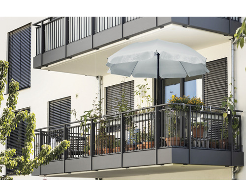 Balkónová scéna so slnečníkom a rastlinami