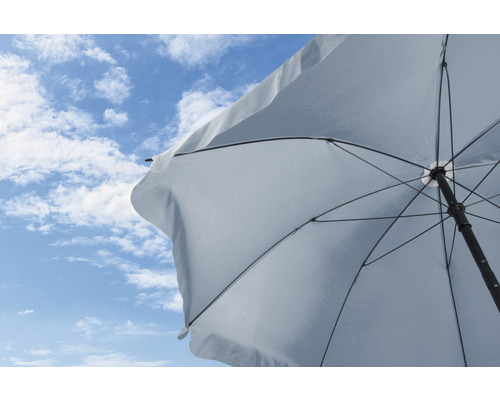 Otvorený slnečník na pozadí modrej oblohy