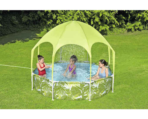 Záhradná scéna s bazénom so strieškou a hrajúcimi sa deťmi