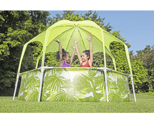 Detský bazén so slnečnou strieškou a motívom listov v záhrade