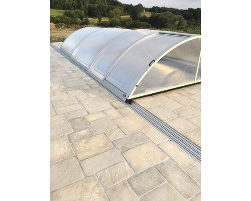 Zastrešenie bazéna na kamennej podlahe