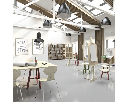 Svetlá umelecká miestnosť so stolmi, stoličkami, stojanmi a policami