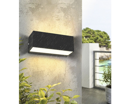 Obdĺžnikové vonkajšie nástenné svietidlo na stene s dažďovými kvapkami na obrázku