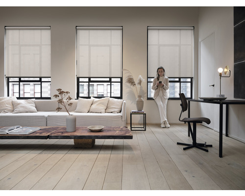 Obývacia izba s okennými roletami, pohovkou, konferenčným stolíkom a písacím stolom