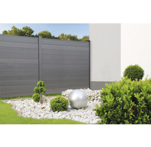 Scéna so zástenou súkromia, okrasným štrkom a nerezovou guľou do záhrady