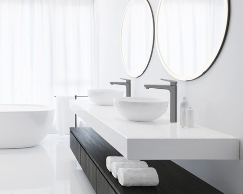 Svetlá kúpeľňa s dvojitým umývadlom, umývadlovými misami, vodovodnými batériami, okrúhlymi zrkadlami a vaňou