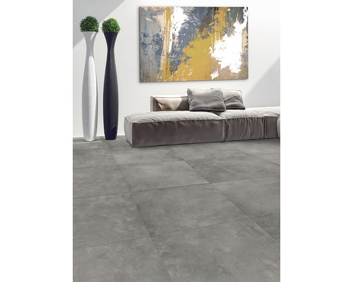 Moderný obývací pokoj so sivou dlažbou, pohovkou a dekoráciou