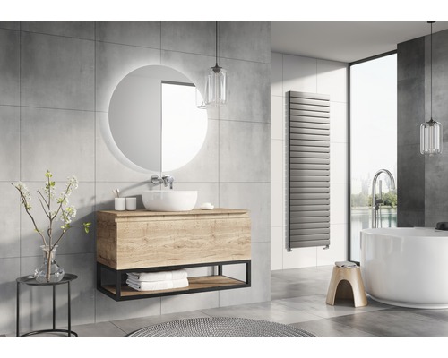 Svetlá kúpeľňa s umývadlom, zrkadlom s osvetlením, radiátorom a voľne stojacou vaňou