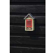 Drevený hmyzí hotel s bambusovými rúrkami do záhrady