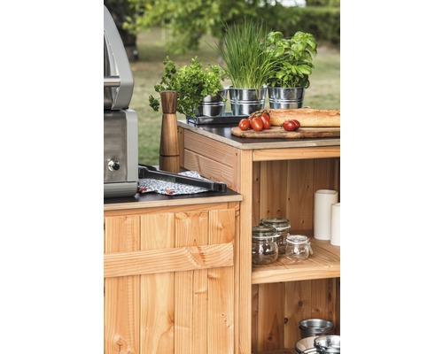 Drevená kuchyňa s grilom, bylinkami, paradajkami a chlebom v záhrade